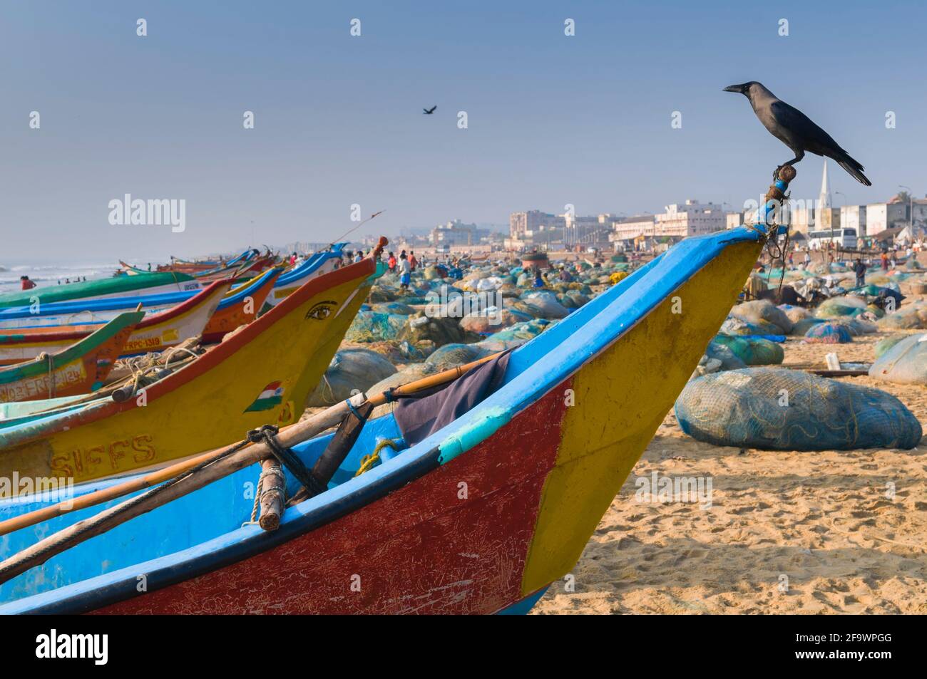 Barche di pescatori sulla spiaggia di Marina Chennai Tamil Nadu India Foto Stock