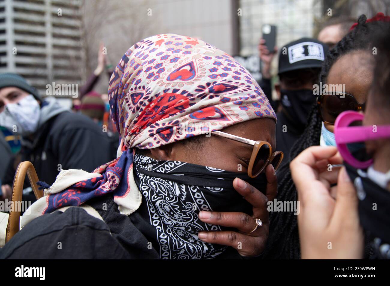 Minneapolis, Minnesota, Stati Uniti. 20 Apr 2021. 20 aprile 2021-Minneapolis, Minnesota, USA: Un rivelatore esprime sollievo al verdetto colpevole rilasciato nel processo di Derek Chauvin. I residenti di Minneapolis hanno celebrato il verdetto colpevole di Derek Chauvin per l'assassinio di George Floyd il 25 maggio 2020. Credit: Henry Pan/ZUMA Wire/Alamy Live News Foto Stock