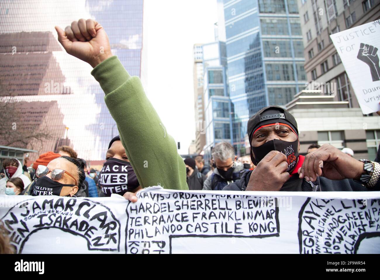 Minneapolis, Minnesota, Stati Uniti. 20 Apr 2021. 20 aprile 2021-Minneapolis, Minnesota, USA: I dimostranti salutano il verdetto colpevole nel processo di Derek Chauvin. I residenti di Minneapolis hanno celebrato il verdetto colpevole di Derek Chauvin per l'assassinio di George Floyd il 25 maggio 2020. Credit: Henry Pan/ZUMA Wire/Alamy Live News Foto Stock