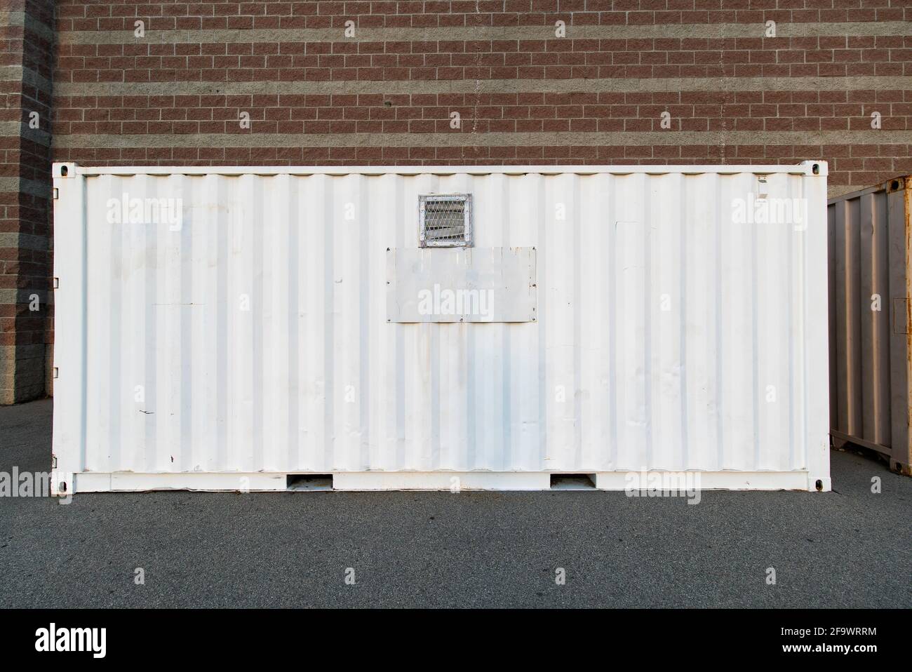 Contenitore per spedizione bianco con un cartello vuoto Foto Stock