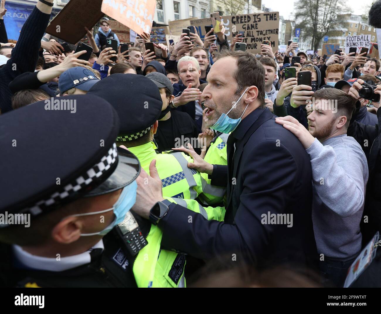 Stamford Bridge, Londra. Data immagine: 20 Aprile 2021. Petr Cech, consulente tecnico e di performance di Chelsea, parla con i tifosi dopo essere arrivato al club mentre si riuniscono per mostrare la loro rabbia a Chelsea che si unisce alla proposta Super League, prima della loro partita contro Brighton a Stamford Bridge, Londra. Data immagine: 20 Aprile 2021. L'immagine di credito dovrebbe essere: Paul Terry/Sportimage Foto Stock
