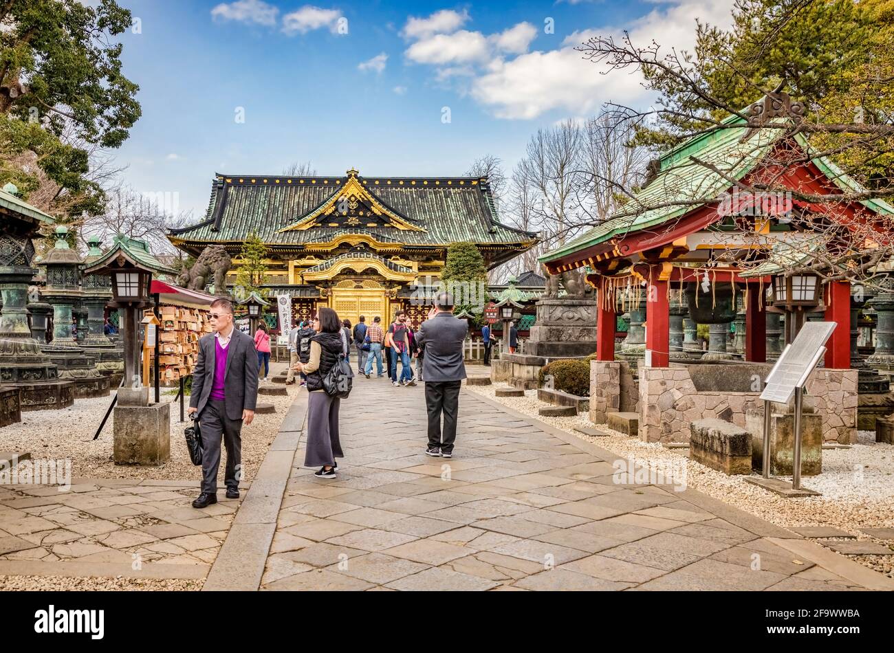 22 marzo 2019: Tokyo, Giappone - l'approccio al Santuario Ueno Toshogu Shinto di Ueno Onshi Park, Tokyo, in primavera. Foto Stock