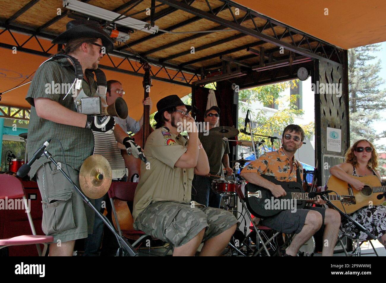 Gli Asylum Street Spankers, una band di Roots/Blue/jazz del Texas, si esibiscono al New Belgium Brewing's Tour de Fat cycling circus di Durango, Colorado, il 15 settembre 2007 Foto Stock