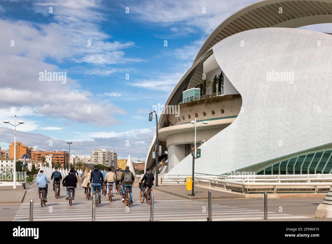 3 marzo 2020: Valencia, Spagna - turisti in un tour in bicicletta passando per il Palau de les Arts Reina Sofia o il Palazzo delle Arti della Regina Sofía, una sala concerti A. Foto Stock