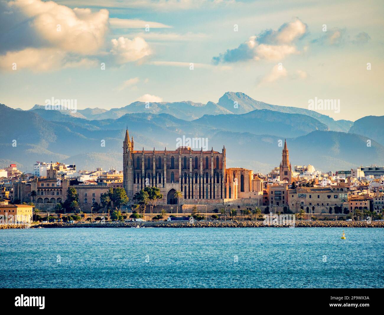 6 marzo 2020: Palma, Maiorca, Spagna - Vista della Cattedrale di Maiorca da una nave nel porto, sullo sfondo di una montagna. Foto Stock