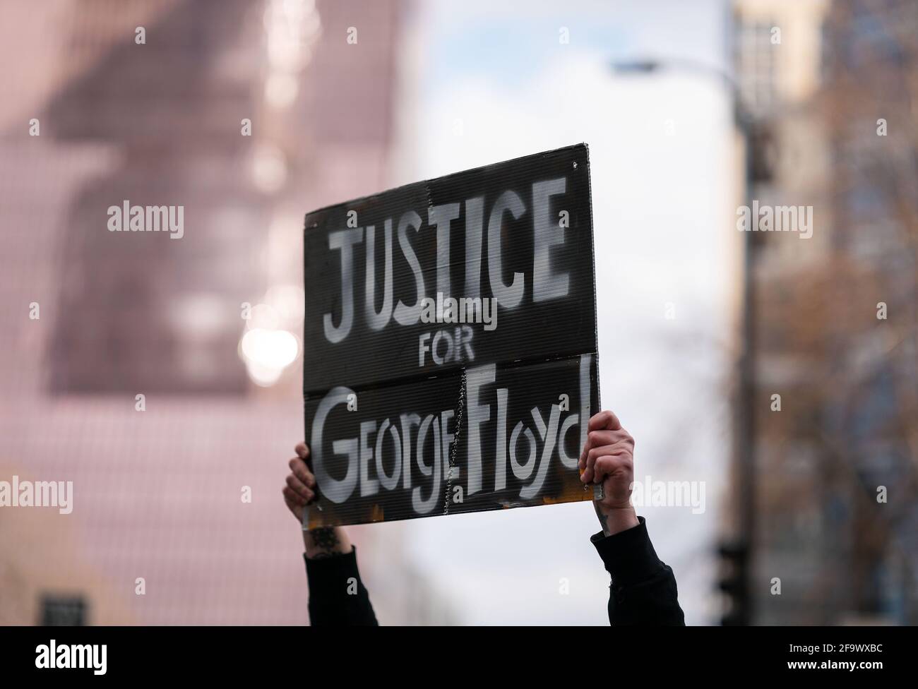 Washington, Minnesota, Stati Uniti. 20 Apr 2021. Un perspm tiene un segno fuori del centro di governo della contea di Hennepin che reagisce al verdetto di processo che l'ex agente di polizia di Minneapolis Derek Chauvin è stato trovato colpevole su tutti i conti a Minneapolis, Minnesota, 20 aprile 2021. L'ex poliziotto di Minneapolis Derek Chauvin è stato giudicato colpevole di due omicidi e di un massacro sulla morte di George Floyd, il giudice che presiede il processo di alto profilo annunciato martedì, leggendo il verdetto della giuria. Credit: Ben Brewer/Xinhua/Alamy Live News Foto Stock