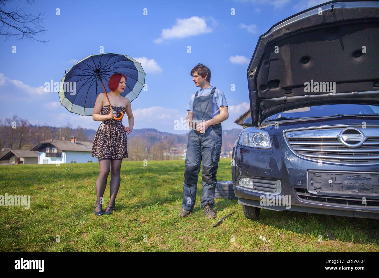 LUKOVICA, SLOVENIA - 03 marzo 2017: Giovane in biblioteca d'epoca retrò piena di libri storici Foto Stock