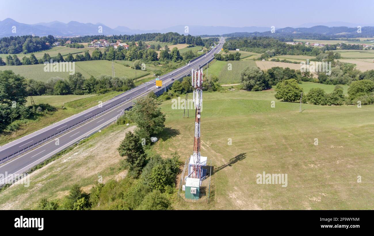 Televisione e trasmettitore radio vicino all'autostrada Foto stock - Alamy