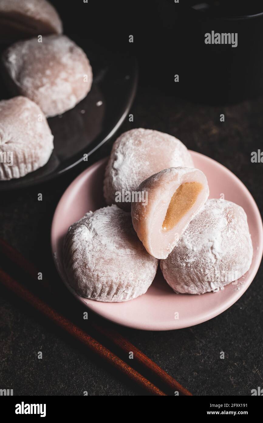 Dolce dessert giapponese mochi sul piatto. Foto Stock