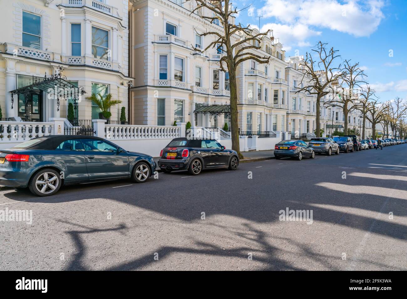 LONDRA, UK - 11 APRILE 2021: Vista della zona residenziale di Holland Park con grandi case vittoriane. Foto Stock
