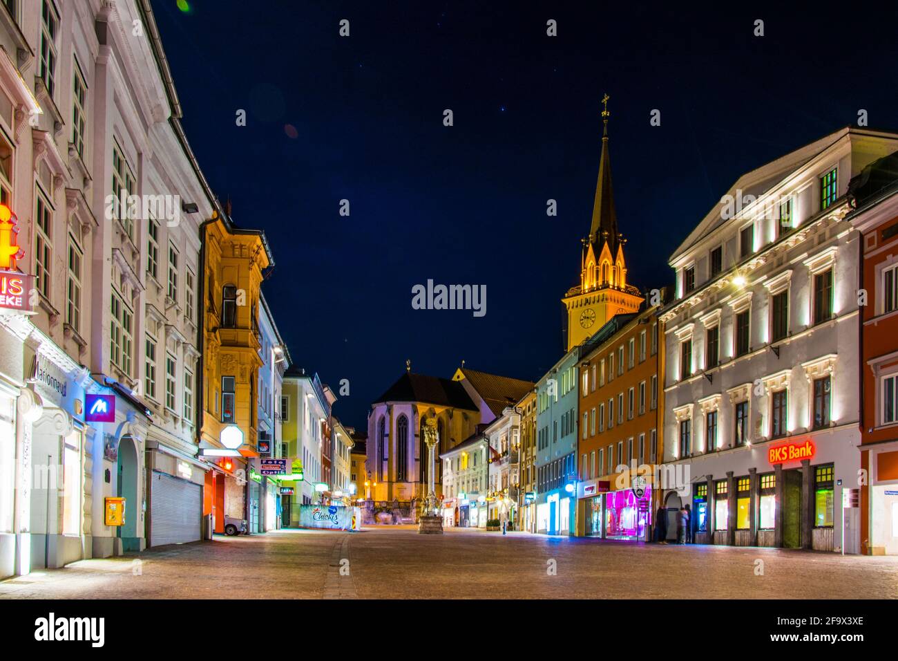 VILLACH, AUSTRIA, 20 FEBBRAIO 2016: Vista notturna della hauptplatz illuminata - piazza principale con la chiesa di san jakob nella città austriaca villac Foto Stock