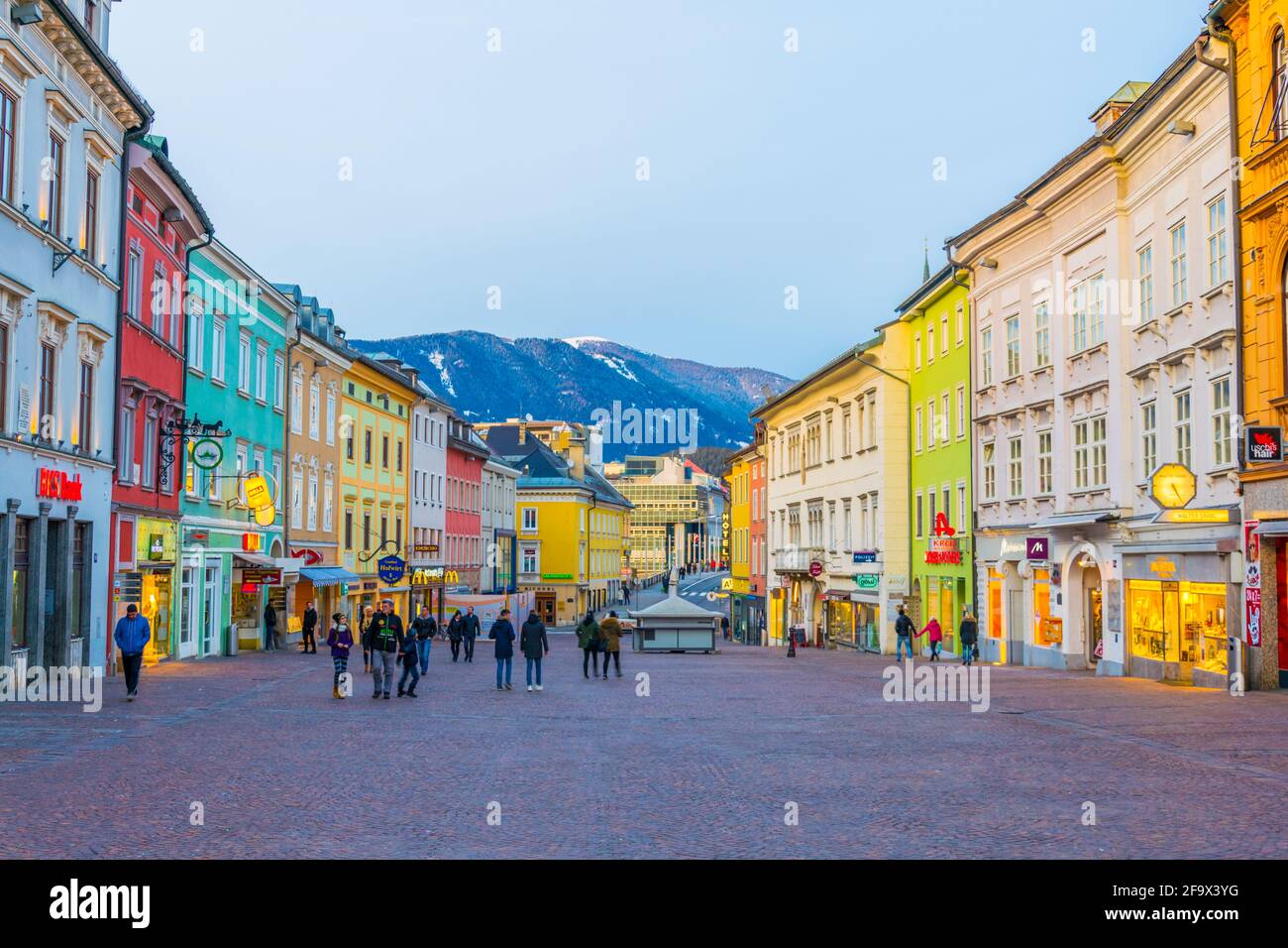 VILLACH, AUSTRIA, 20 FEBBRAIO 2016: Vista sulla piazza principale di hauptplatz della città austriaca villach durante il tramonto. Foto Stock