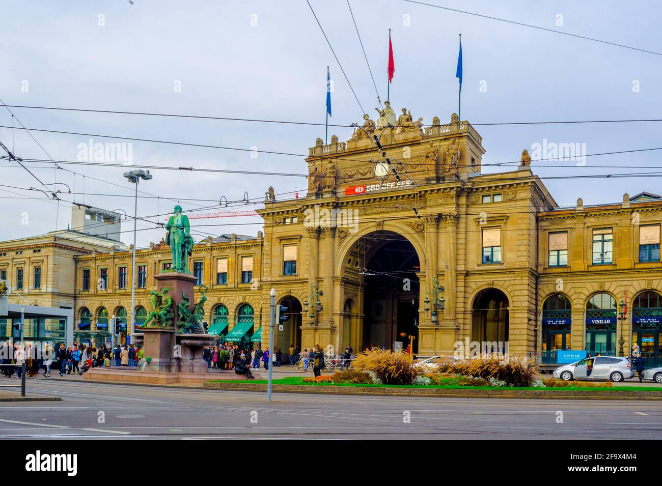 ZURIGO, SVIZZERA, 24 OTTOBRE 2015: Vista della stazione ferroviaria principale nella città svizzera zurichand una piazza di fronte Foto Stock
