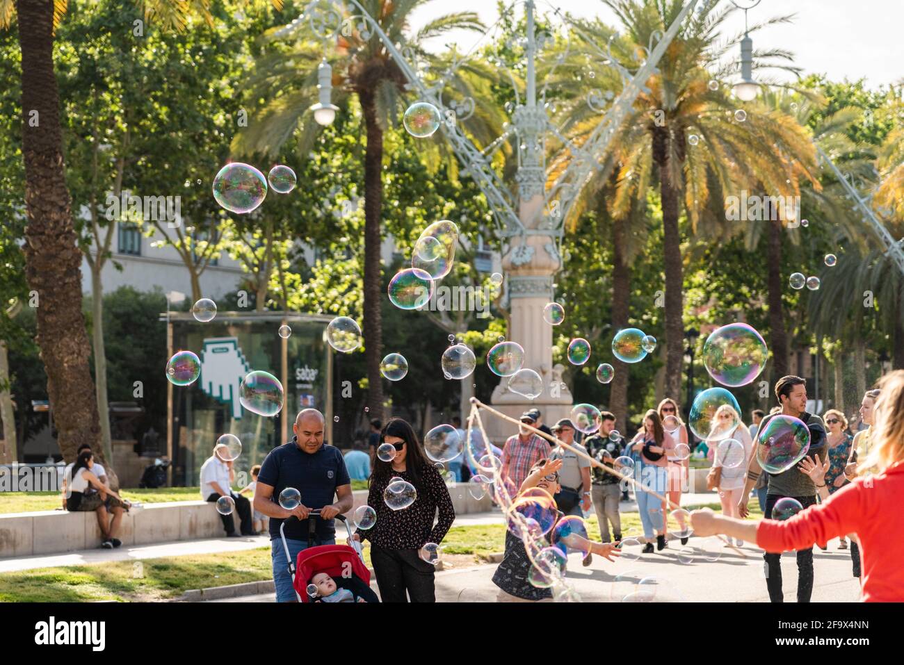 BARCELLONA, SPAGNA - 08 GIUGNO 2019: Le persone che si divertono e fanno bolle di sapone per i bambini vicino all'Arco di Trionfo (Arco di Trionfo) o all'Arco di Trionfo in Foto Stock