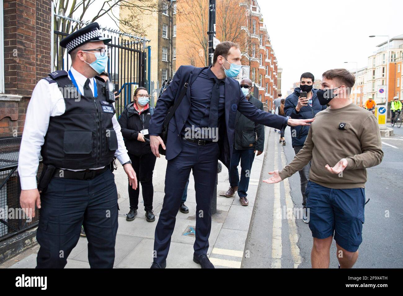Peter Cech è confrontata da un tifoso di calcio del Chelsea Squadra di calcio presso la mostra fuori Stamford Bridge davanti La loro Premier League si scontra con l'inginconia Foto Stock