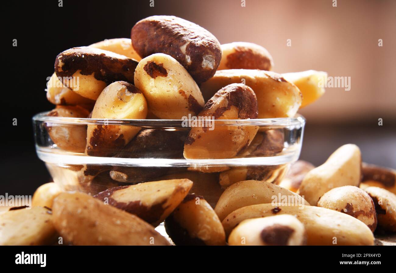 Composizione con una ciotola di noci brasiliane sgusciate. Prelibatezze Foto Stock