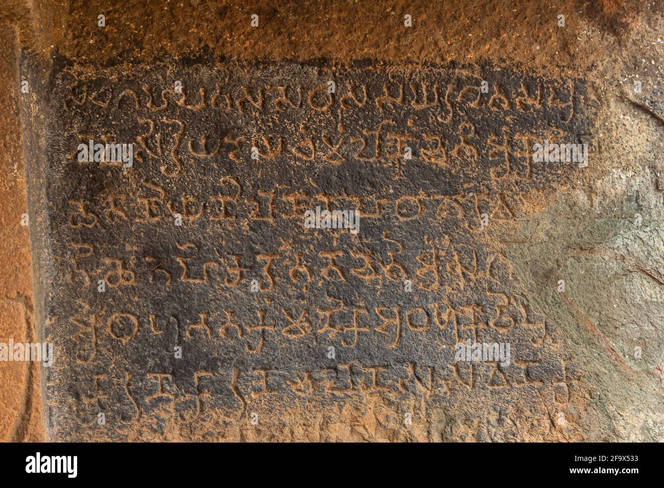 Brahmi script in Cave 27, Gandharpallial grotte buddiste. Gruppo di 30 grotte buddiste, 105 km a sud di Mumbai, vicino Maharashtra, India Foto Stock