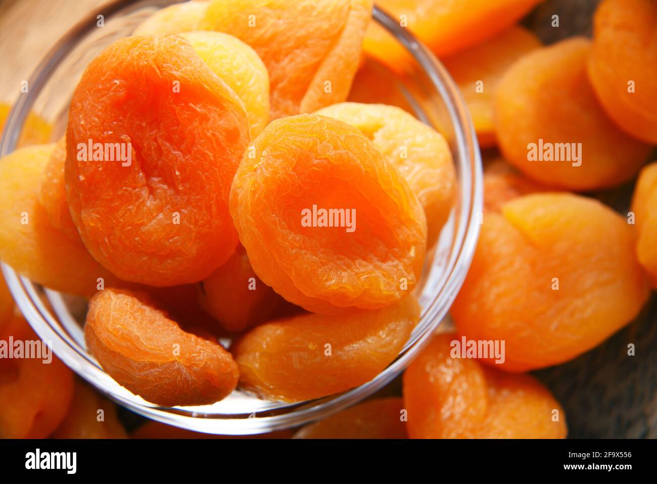 Composizione con una ciotola di albicocche secche. Prelibatezze Foto Stock