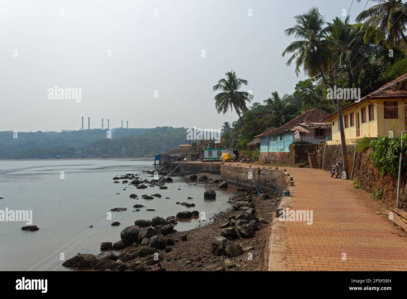 Case a lato della spiaggia e strada pedonale del villaggio di Anjanvel, Konkan Ratnagiri, Maharashtra, India Foto Stock