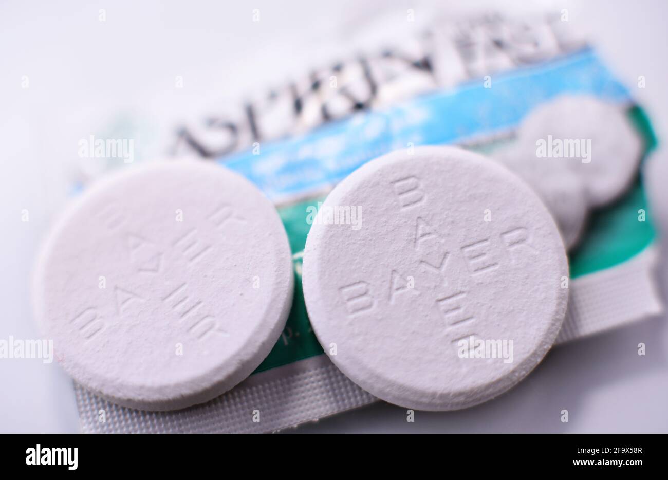 POZNAN, POL - 17 FEBBRAIO 2021: Pillole di aspirina, una marca di farmaci popolari, il primo e più noto prodotto di Bayer, multinazionale farmaceutica tedesca Foto Stock