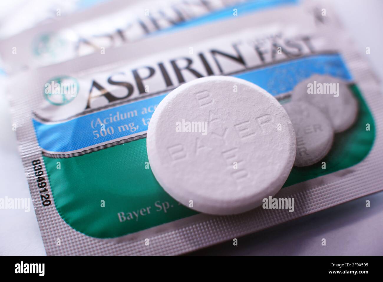 POZNAN, POL - 17 FEBBRAIO 2021: Pillole di aspirina, una marca di farmaci popolari, il primo e più noto prodotto di Bayer, multinazionale farmaceutica tedesca Foto Stock