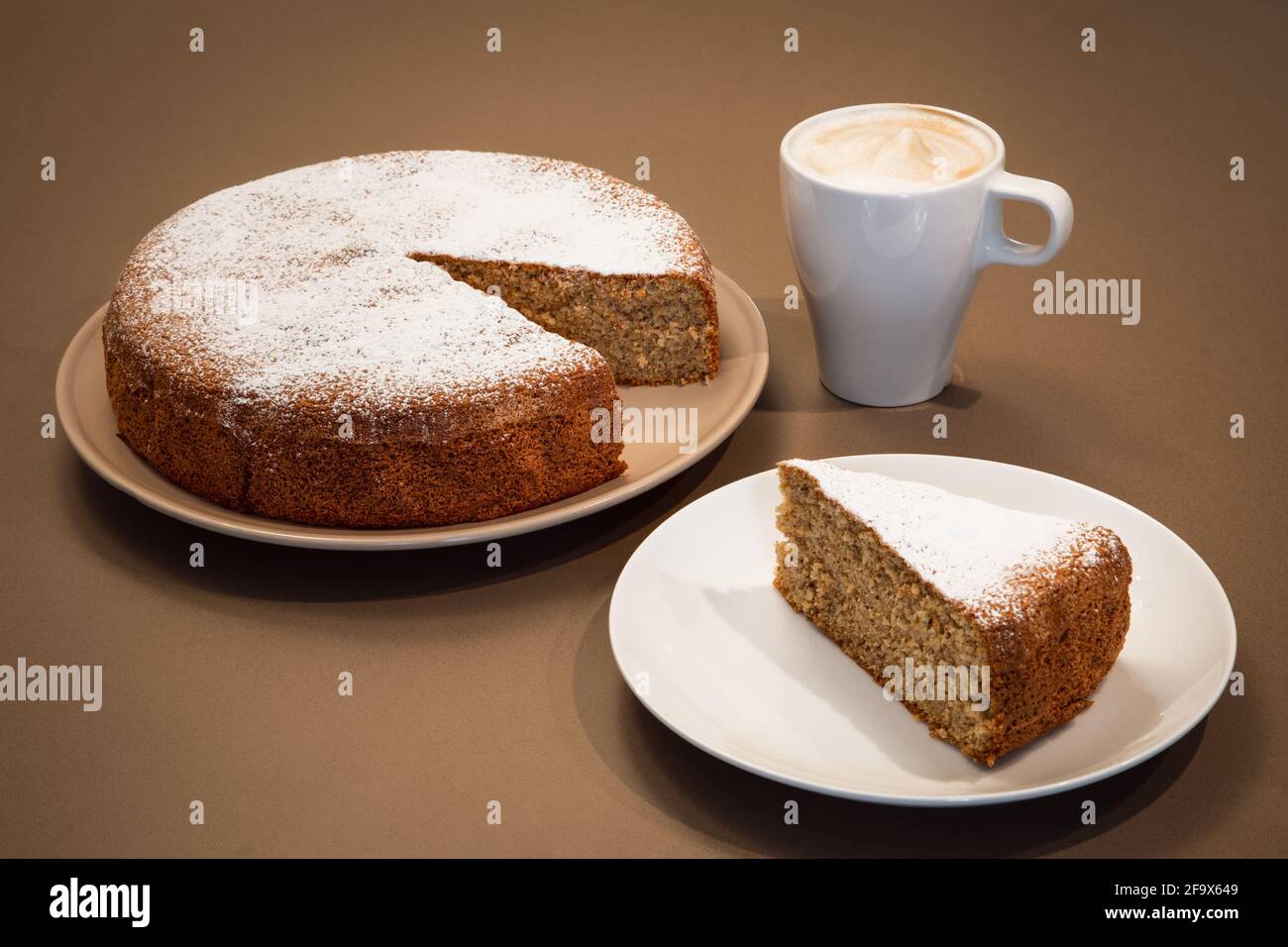 Pezzo di torta fatto di mandorle e pane secco con Cappuccino (Antica torta alle mandorle e pane) Foto Stock