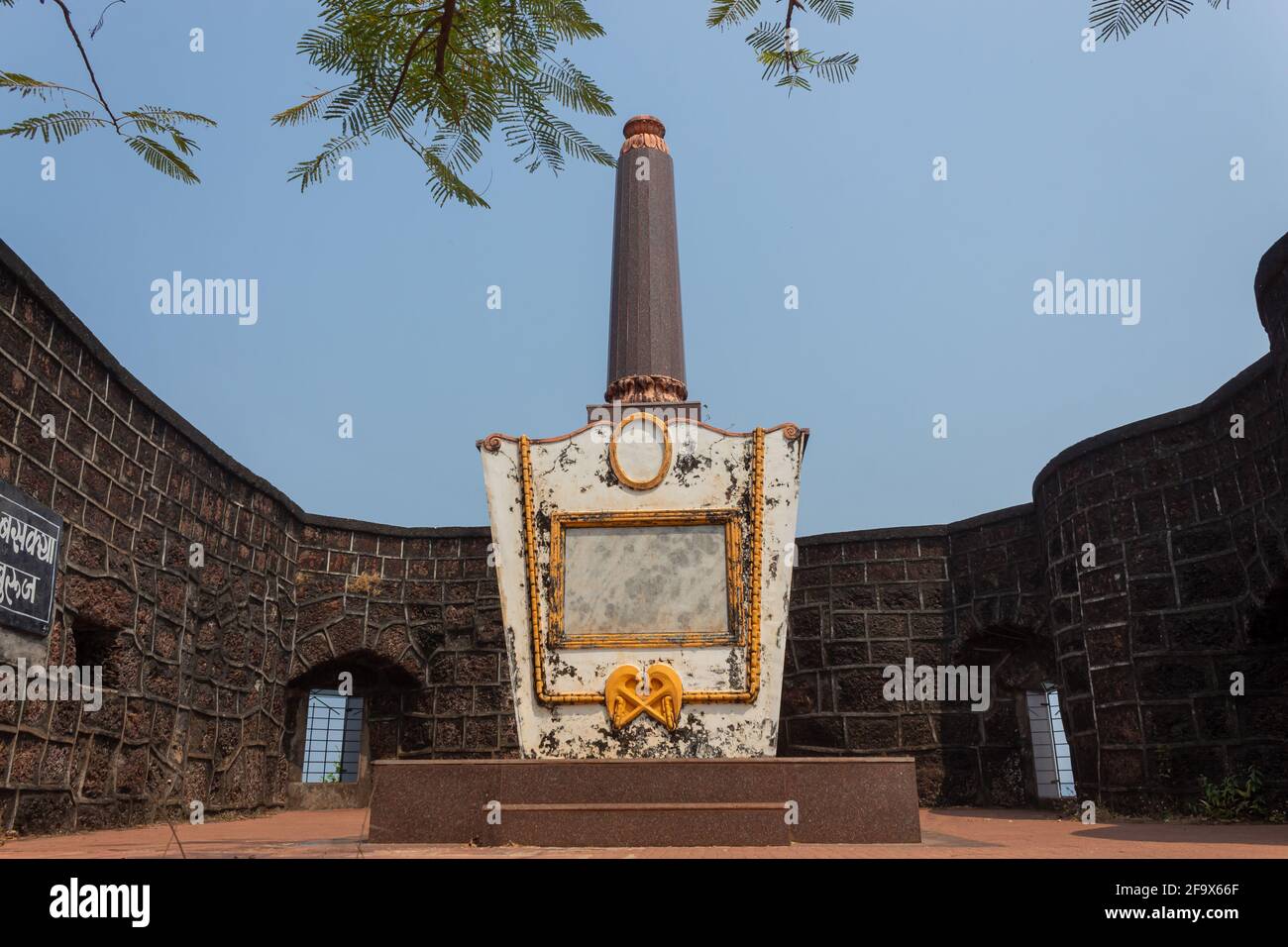 Baskya Buruj, Forte Ratnadurg, Ratnagiri, Maharashtra, India, Costruito durante il periodo delle Bahamane. Nel 1670 Maratha King Chatrapati Shivaji Maharaj ha vinto il Foto Stock