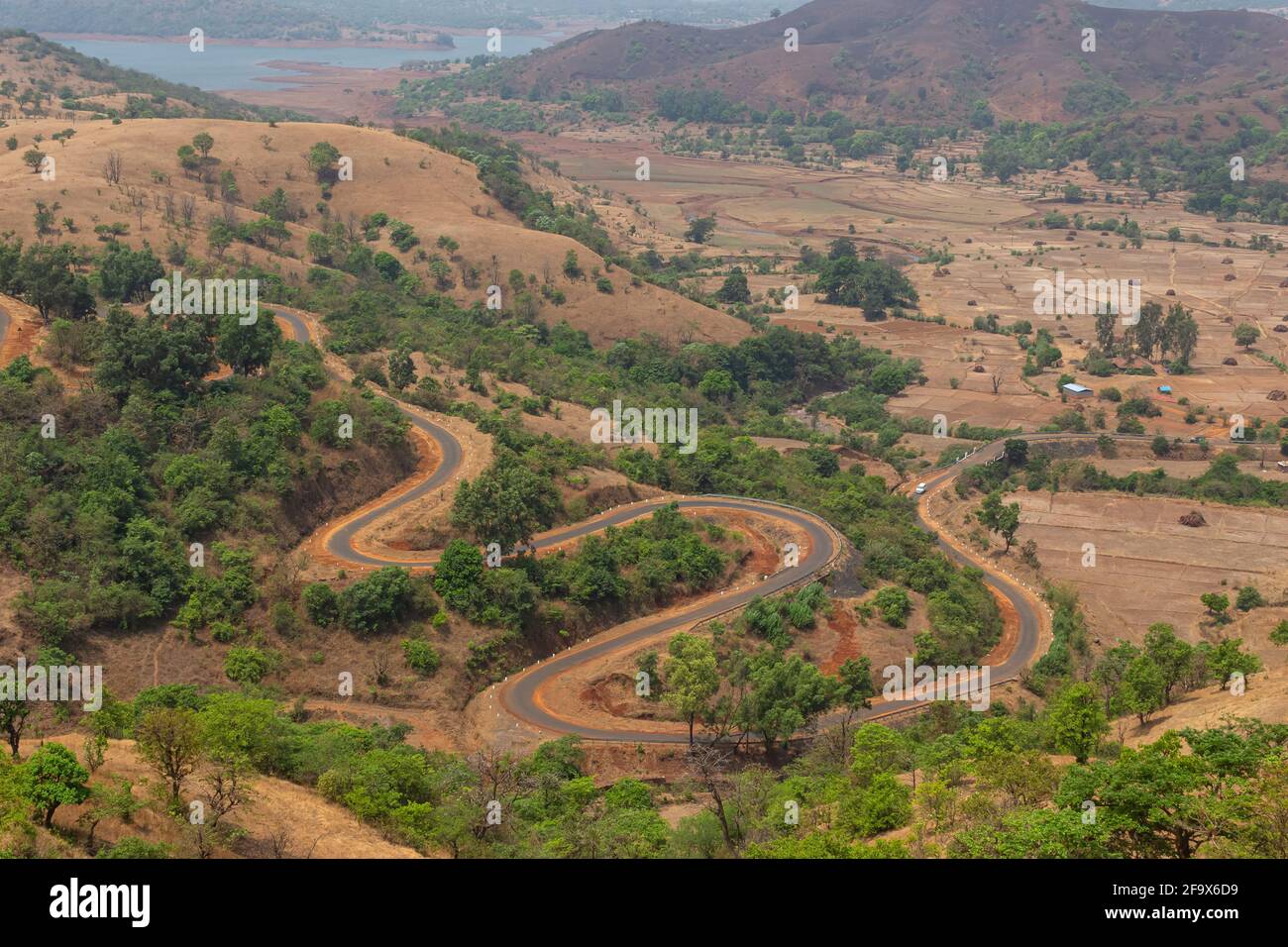 Tortuose strade Vishalgad vicino Gelavade Dam, Ratnagiri, Maharashtra, India. Foto Stock