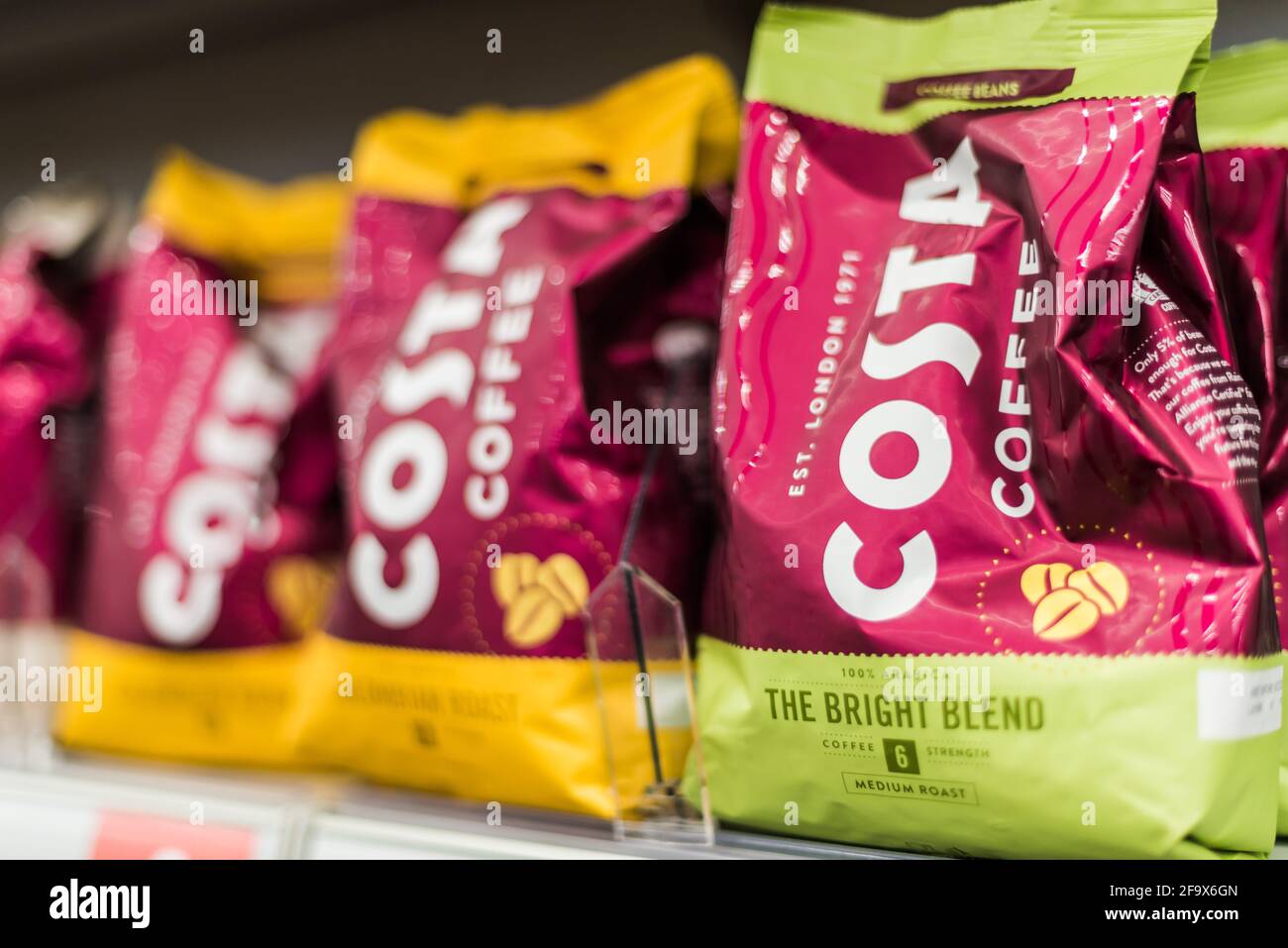 POZNAN, POL - FEB 24, 2021: Pacchetti di Costa Coffee, un marchio della multinazionale britannica coffee house con sede a Dunstable, Bedfordshire Foto Stock