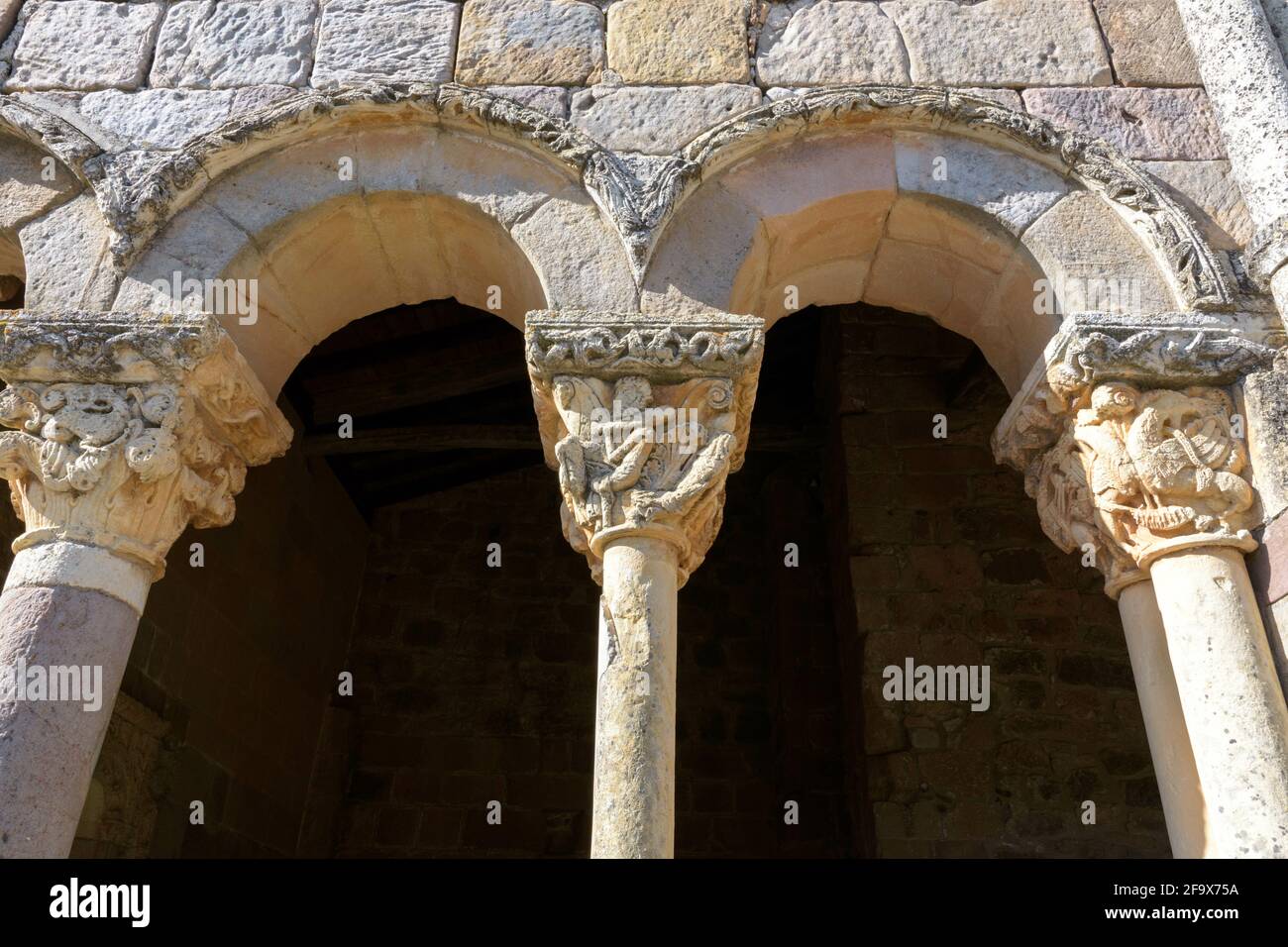 Foto a basso angolo dei dettagli della chiesa di Burgos, Castilla y Leon, Spagna Foto Stock