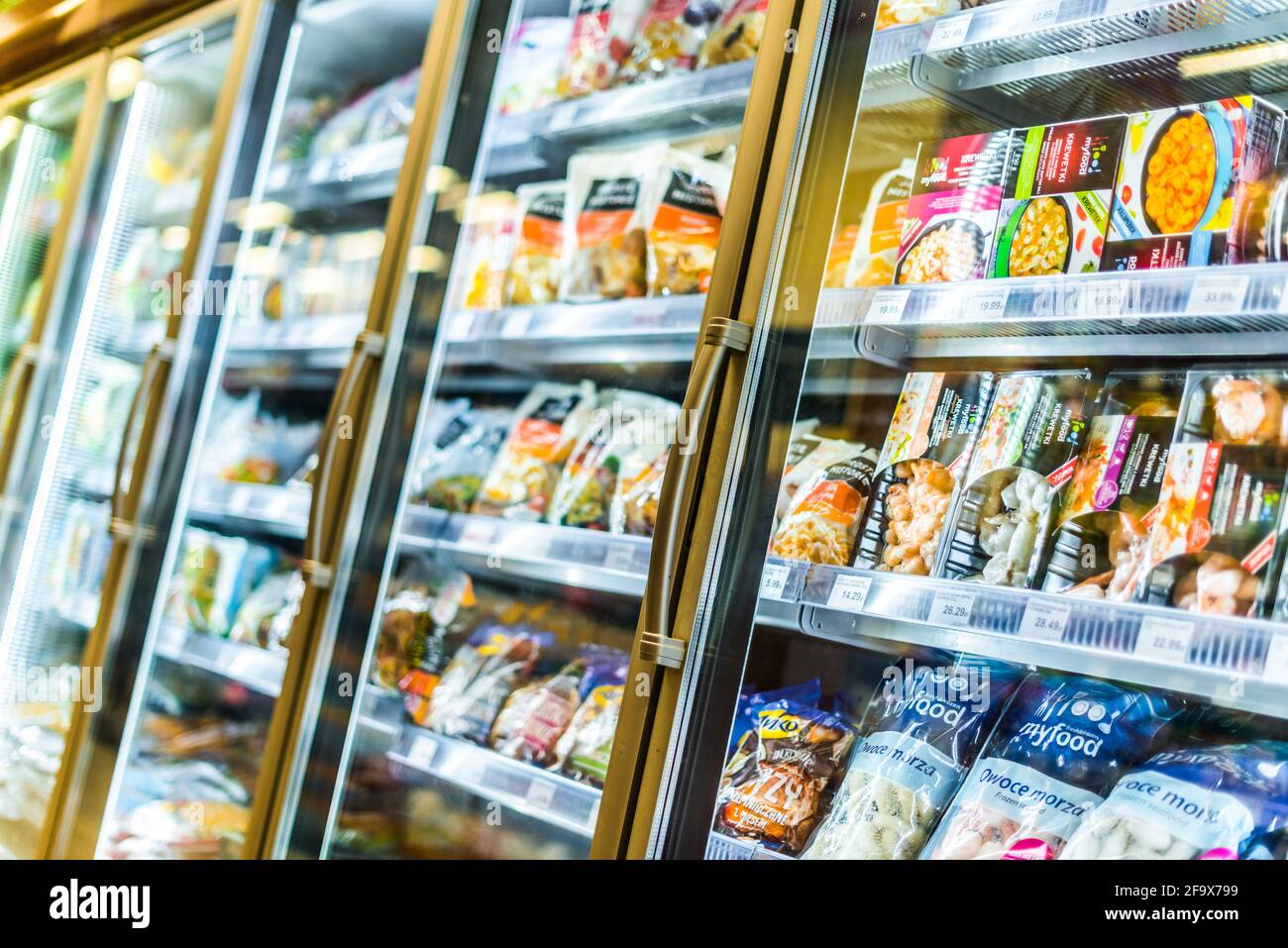 POZNAN, POL - 09 MARZO 2021: Prodotti alimentari messi in vendita in frigorifero commerciale Foto Stock