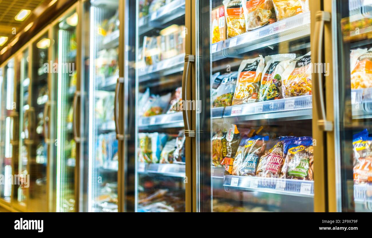POZNAN, POL - 09 MARZO 2021: Prodotti alimentari messi in vendita in frigorifero commerciale Foto Stock