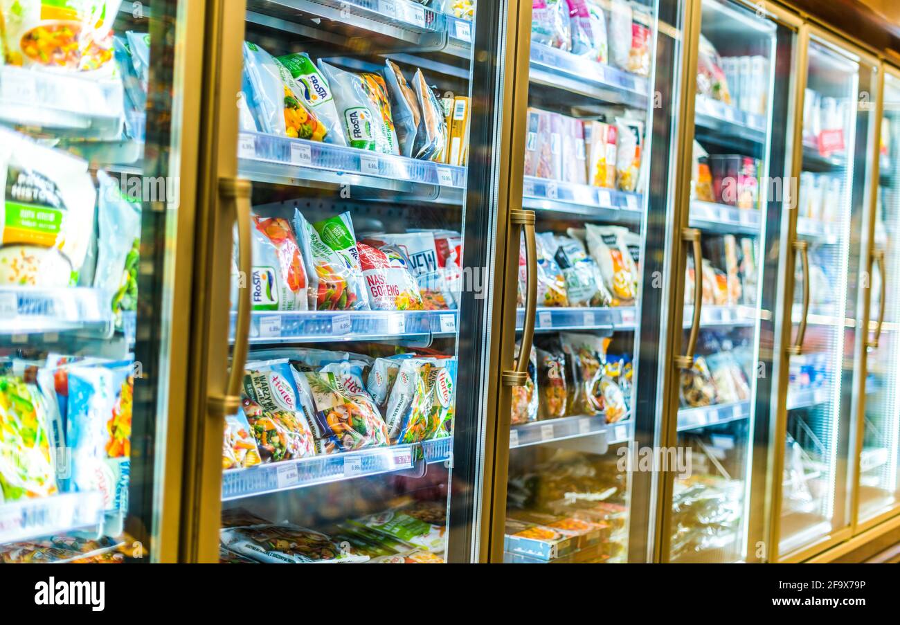 POZNAN, POL - 09 MARZO 2021: Prodotti alimentari messi in vendita in frigorifero commerciale Foto Stock