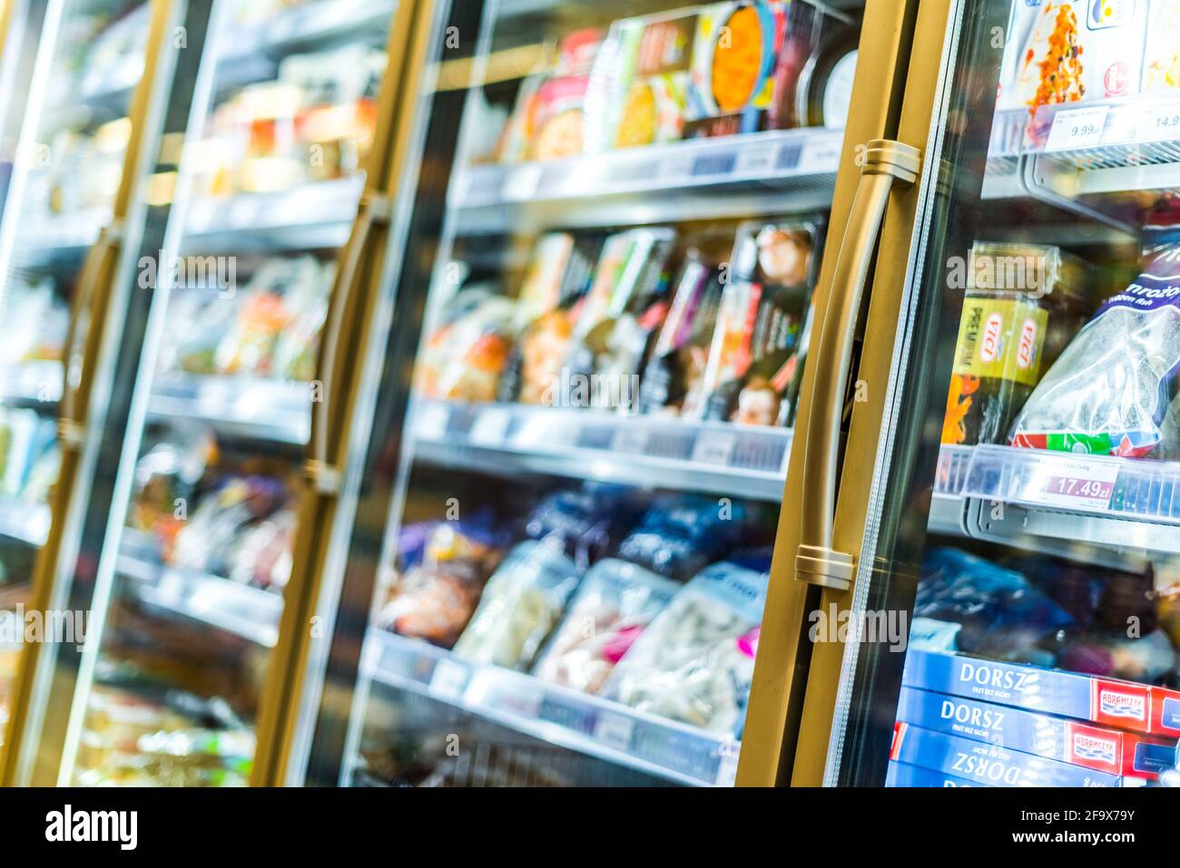 POZNAN, POL - 09 MARZO 2021: Prodotti alimentari messi in vendita in frigorifero commerciale Foto Stock