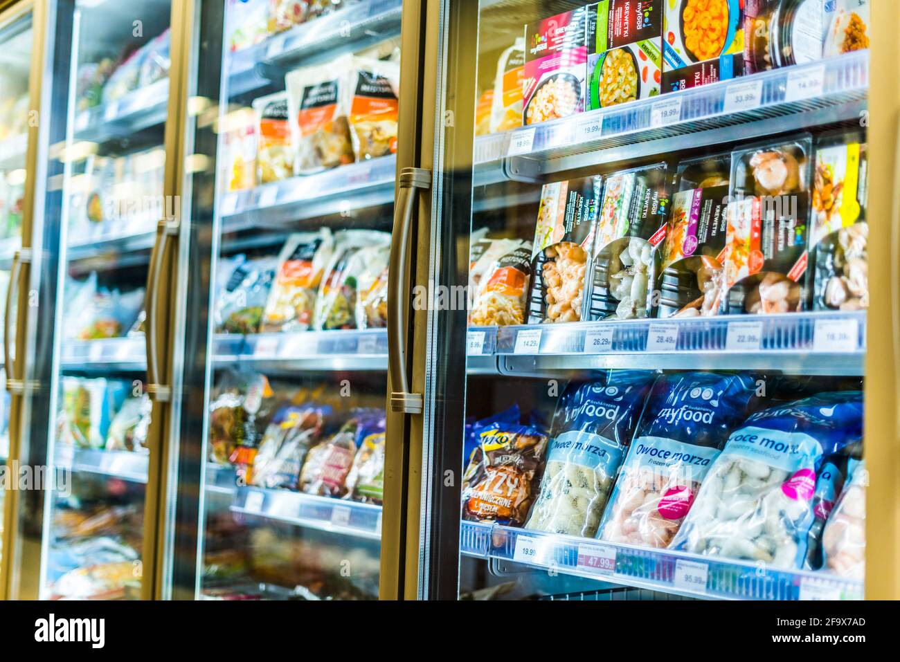 POZNAN, POL - 09 MARZO 2021: Prodotti alimentari messi in vendita in frigorifero commerciale Foto Stock