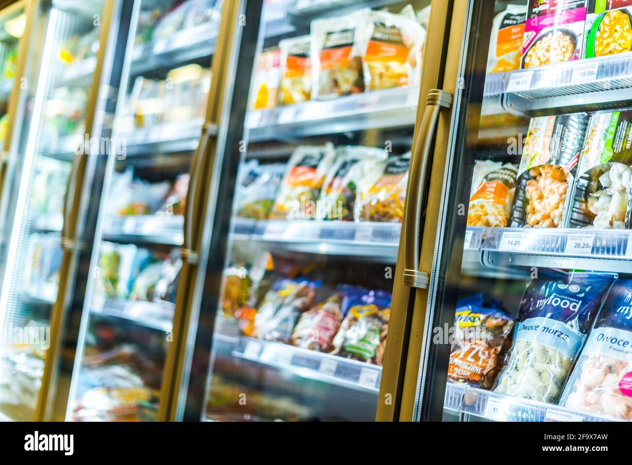 POZNAN, POL - 09 MARZO 2021: Prodotti alimentari messi in vendita in frigorifero commerciale Foto Stock