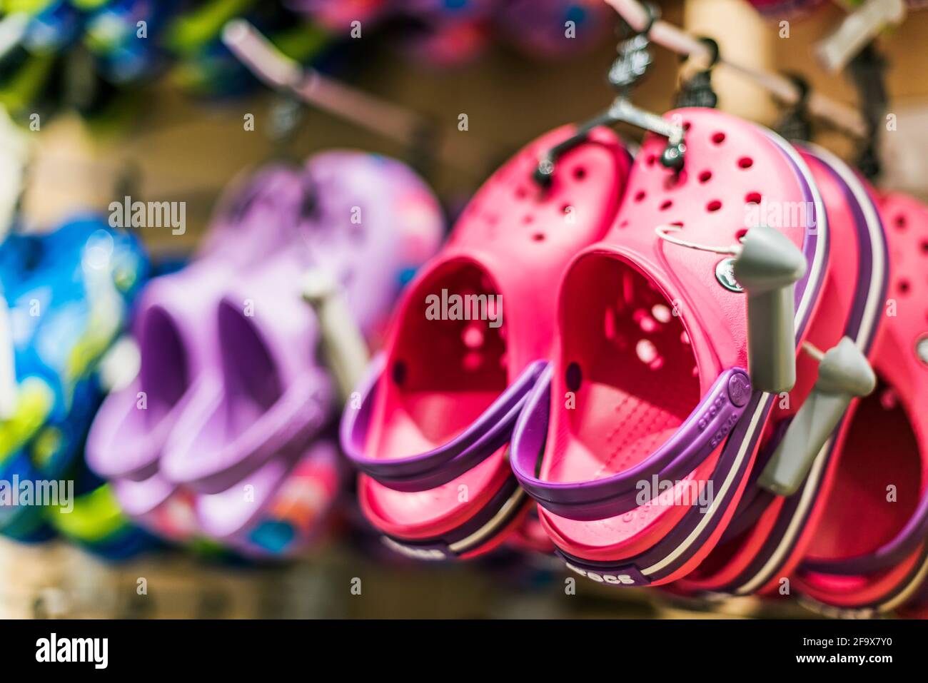 POZNAN, POL - MAR 17, 2021: Zoccoli Crocs messi in vendita in un negozio di calzature Foto Stock