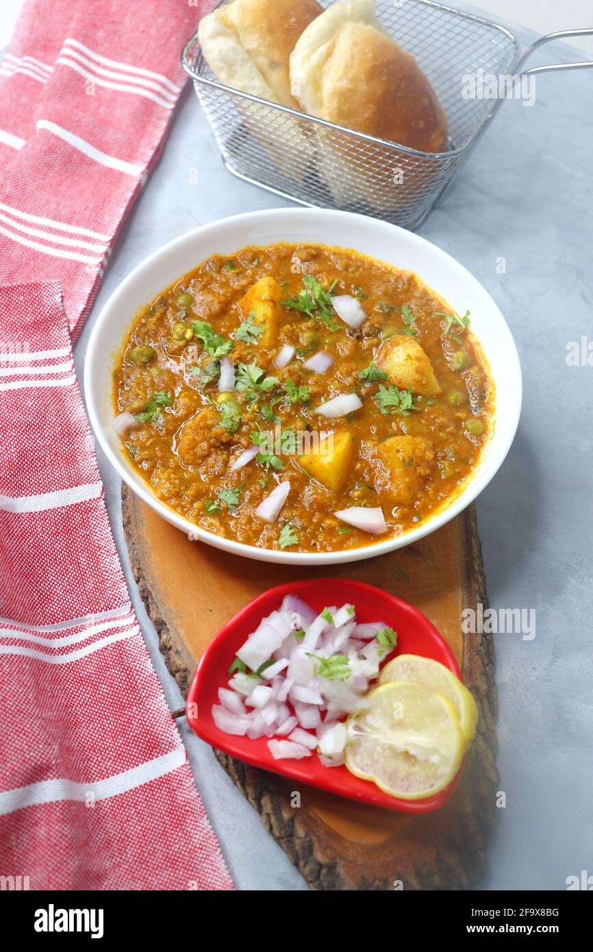 Il famoso piatto indiano Mutton Kheema Pad o Khima Paav è un curry di carne di capra tritato. Keema di montone cotto con cipolla, pomodori, patate, piselli verdi. Foto Stock