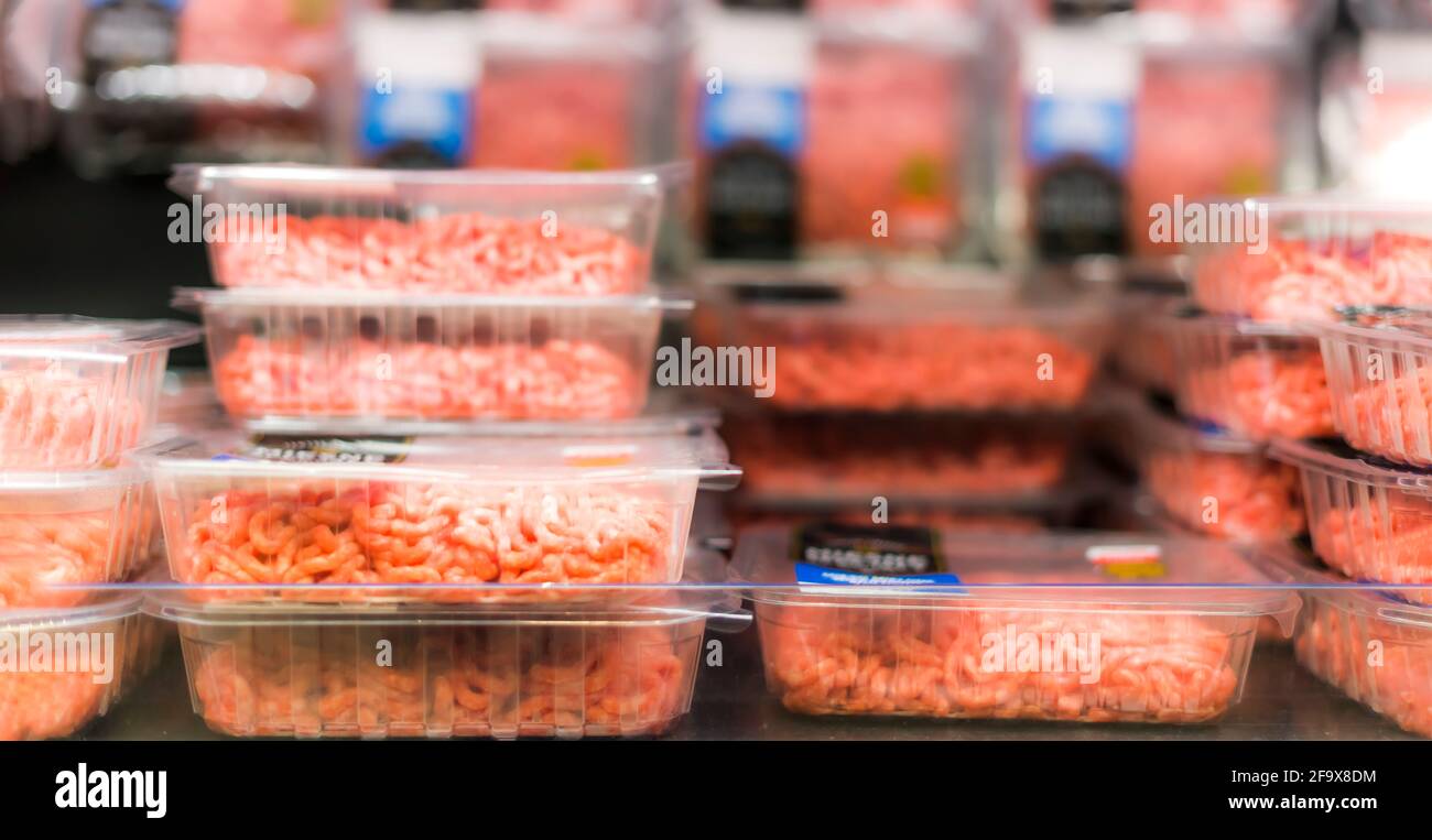 Prodotti a base di carne messi in vendita in un supermercato commerciale frigorifero Foto Stock