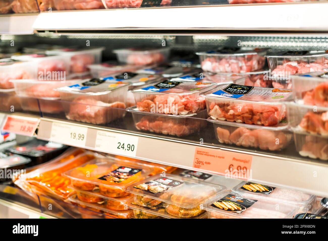 POZNAN, POL - Apr 13, 2021: Prodotti a base di carne messi in vendita in un supermercato frigorifero commerciale Foto Stock