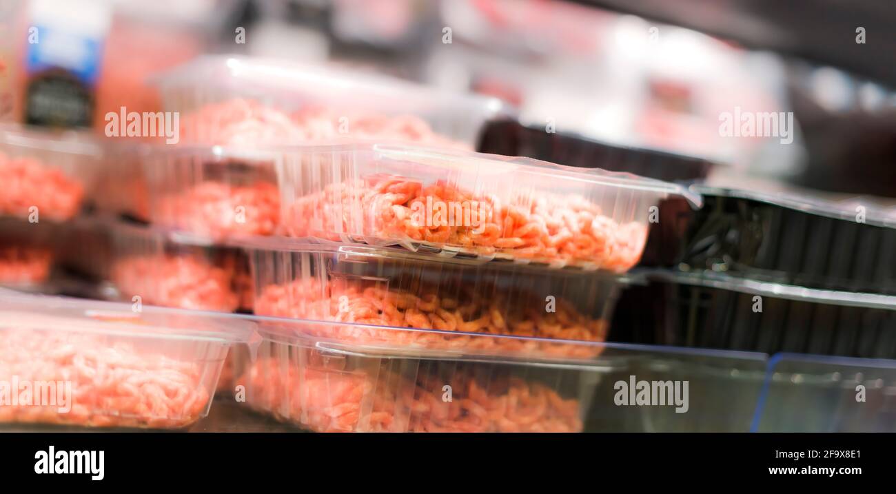 Prodotti a base di carne messi in vendita in un supermercato commerciale frigorifero Foto Stock