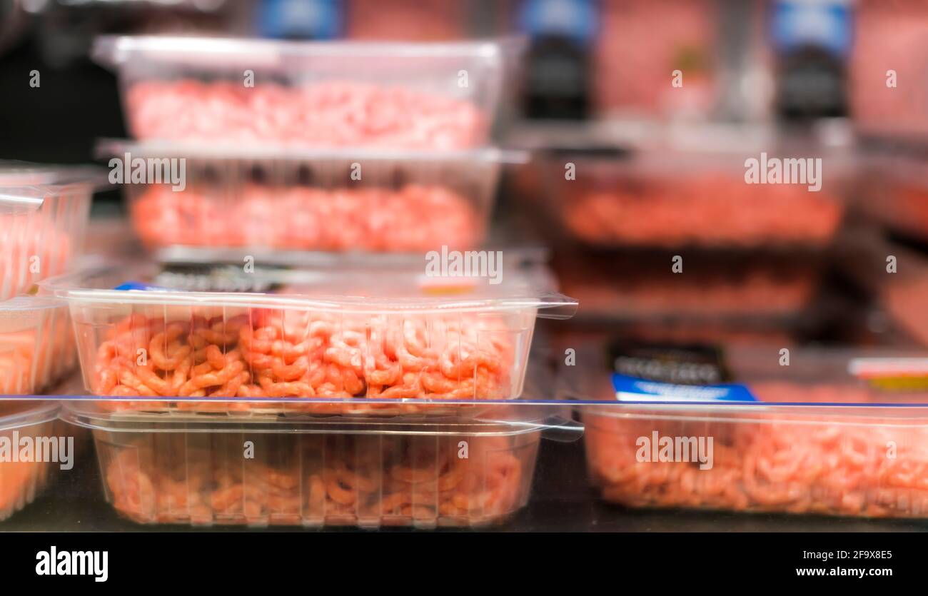 Prodotti a base di carne messi in vendita in un supermercato commerciale frigorifero Foto Stock