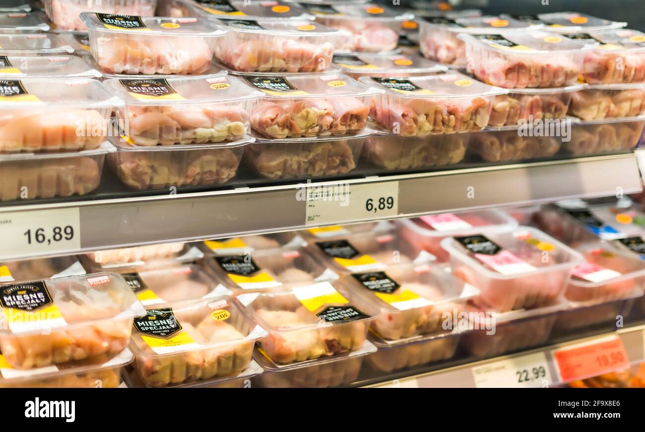 POZNAN, POL - Apr 13, 2021: Prodotti a base di carne messi in vendita in un supermercato frigorifero commerciale Foto Stock
