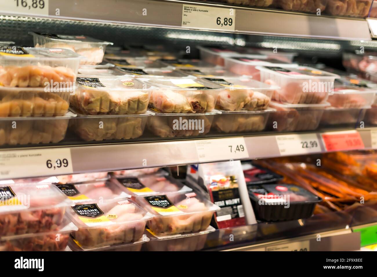 POZNAN, POL - Apr 13, 2021: Prodotti a base di carne messi in vendita in un supermercato frigorifero commerciale Foto Stock