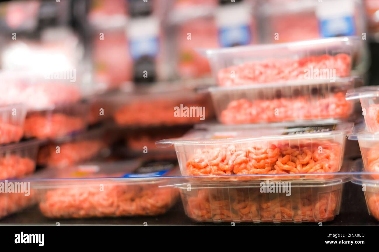 Prodotti a base di carne messi in vendita in un supermercato commerciale frigorifero Foto Stock