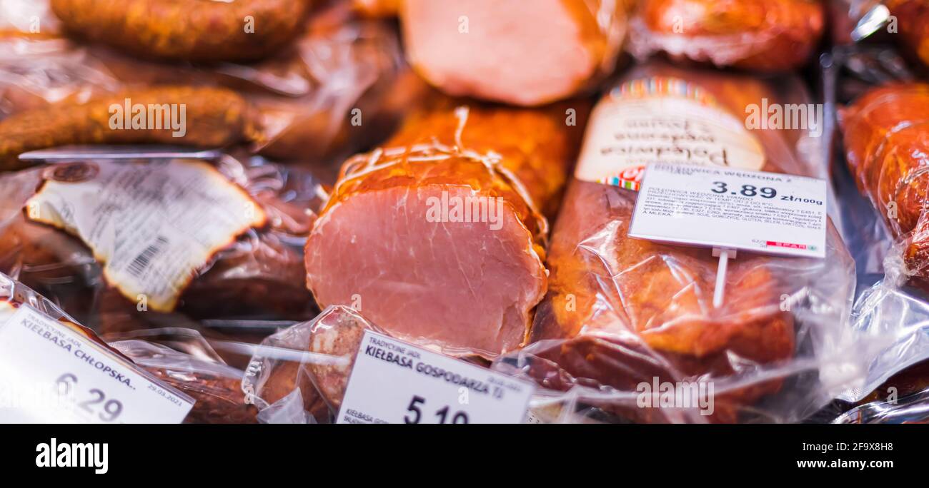 POZNAN, POL - Apr 13, 2021: Prodotti a base di carne messi in vendita in un supermercato frigorifero commerciale Foto Stock