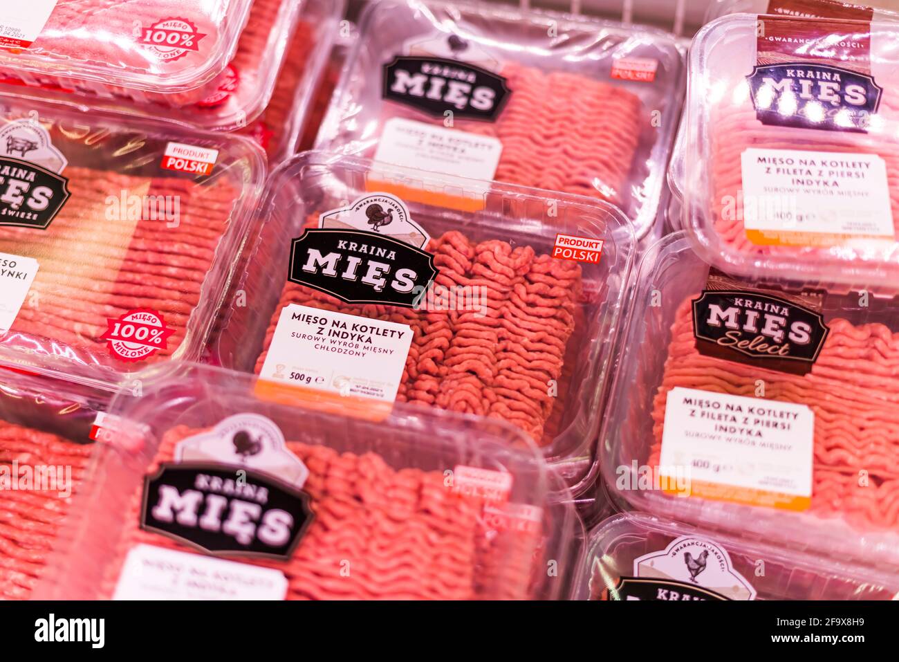 POZNAN, POL - Apr 13, 2021: Prodotti a base di carne messi in vendita in un supermercato frigorifero commerciale Foto Stock