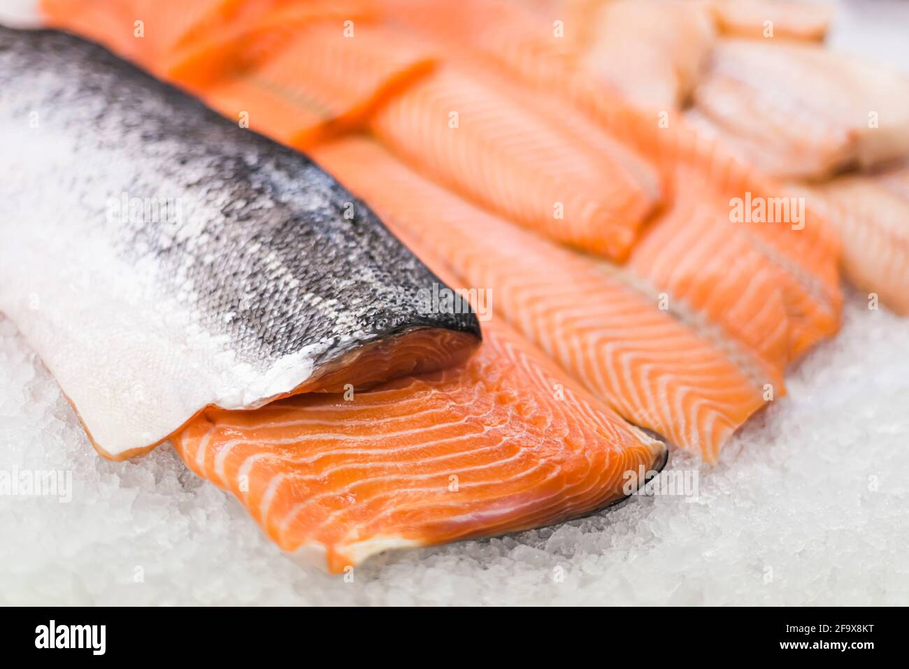 Filetto di pesce fresco messo in vendita in un supermercato frigorifero Foto Stock