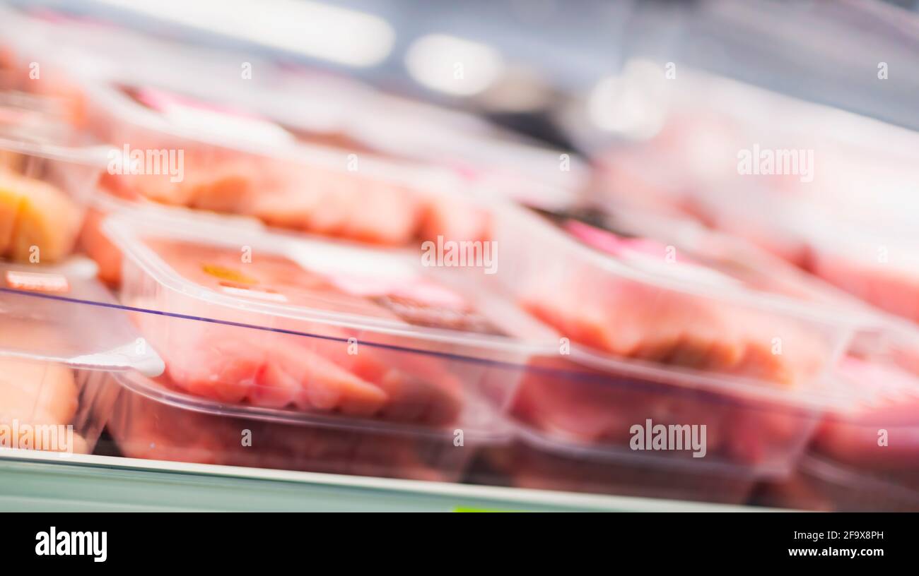 Prodotti a base di carne messi in vendita in un supermercato commerciale frigorifero Foto Stock