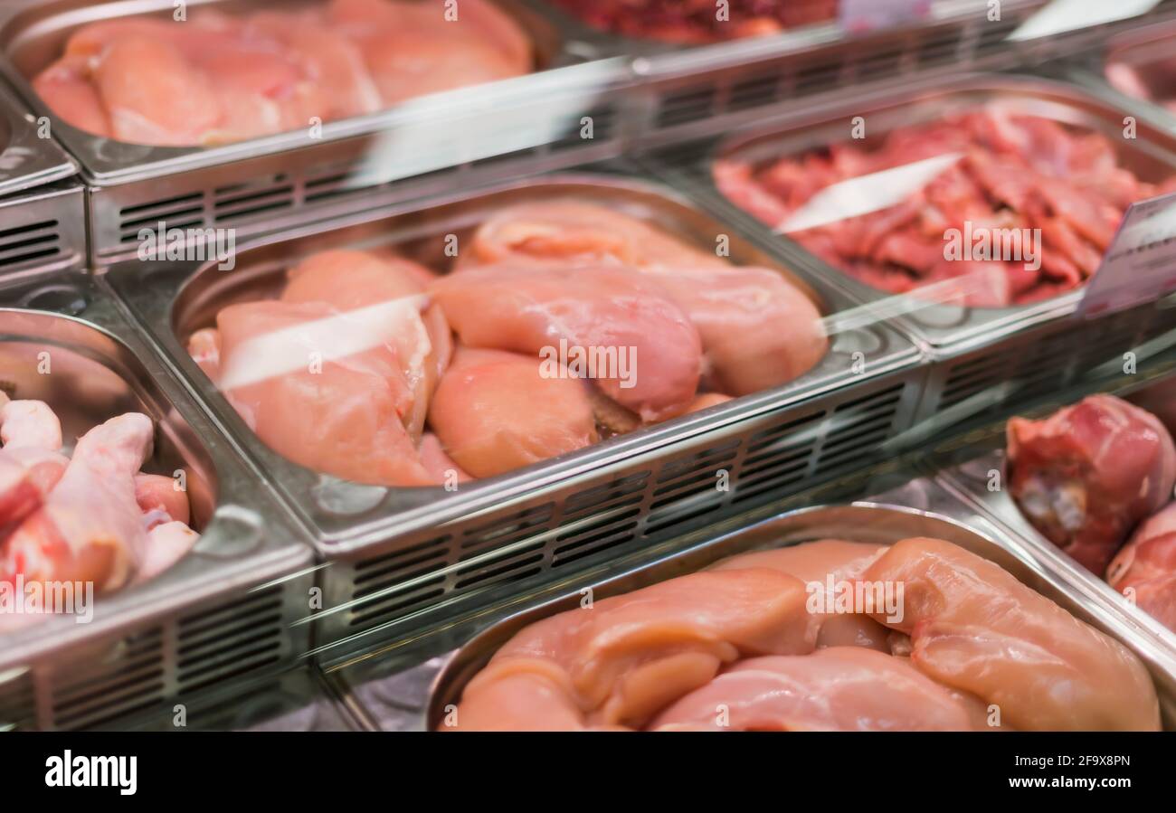Prodotti a base di carne messi in vendita in un supermercato commerciale frigorifero Foto Stock